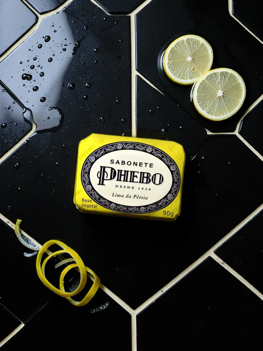 Sabonete Phebo em azulejo preto com limas (Estudo criativo independente da BYULD. Sem vínculo com a marca.)